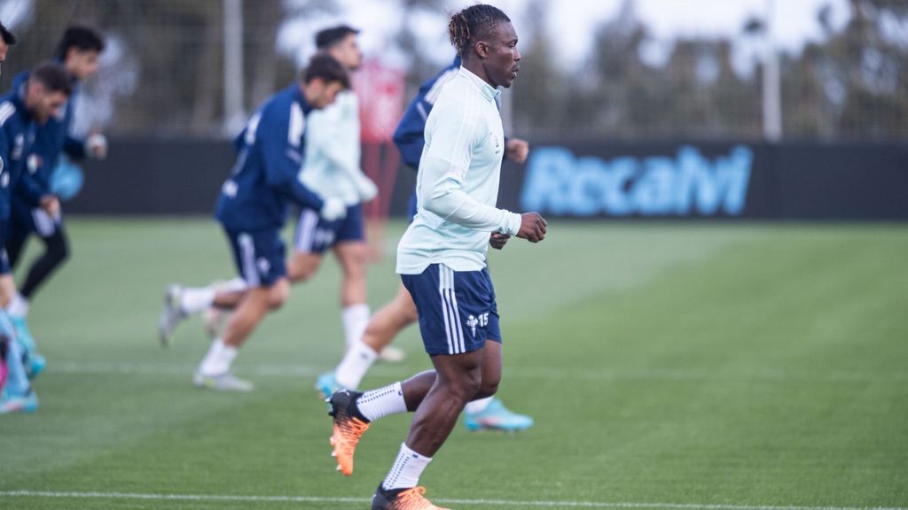 Joseph Aidoo evita las collejas de sus compañeros en el entrenamiento del Celta