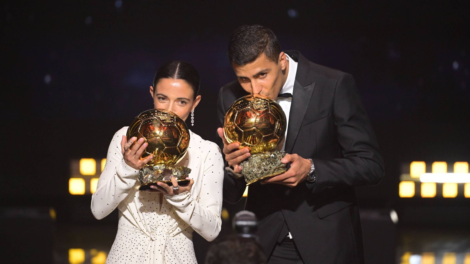 aitana_bonmati_y_rodrigo_hernandez_con_el_balon_de_oro_foto__ballondor.jpg