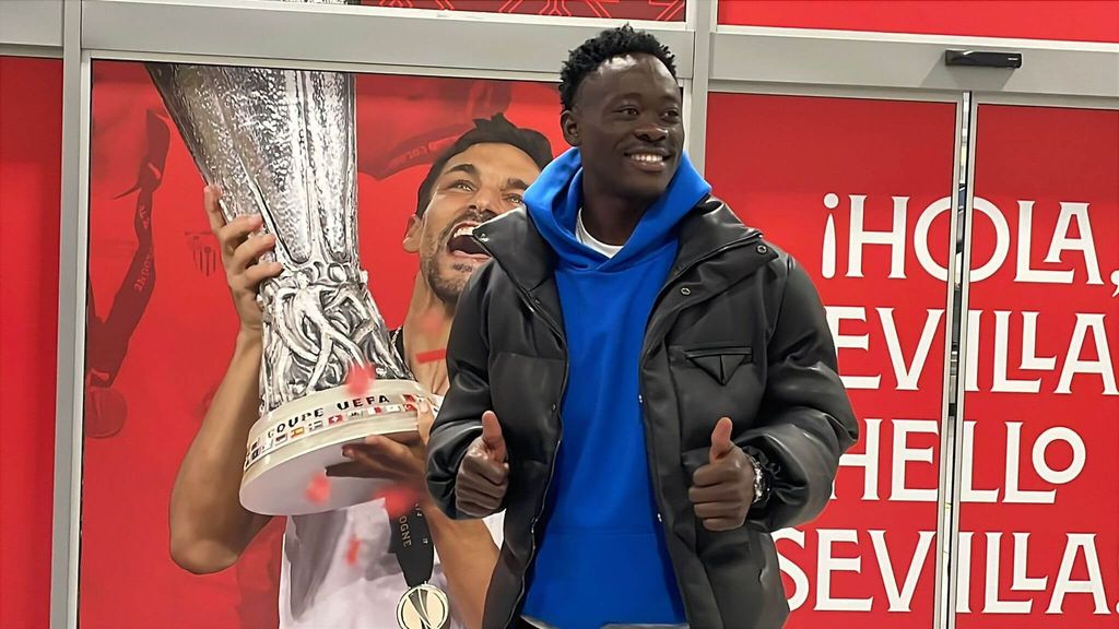 Akor Adams llega a Sevilla para firmar con el Sevilla FC