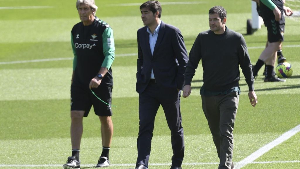 Entrenamiento del Betis: Ángel Haro y Ramón Alarcón reciben a Pellegrini tras su viaje a Chile
