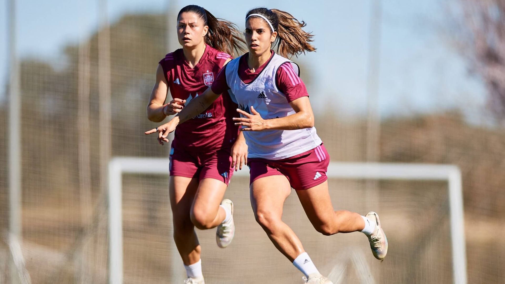 alba_redondo_y_maria_mendez_en_un_entrenamiento_con_la_seleccion_espanola_foto__sefutb_001.jpeg