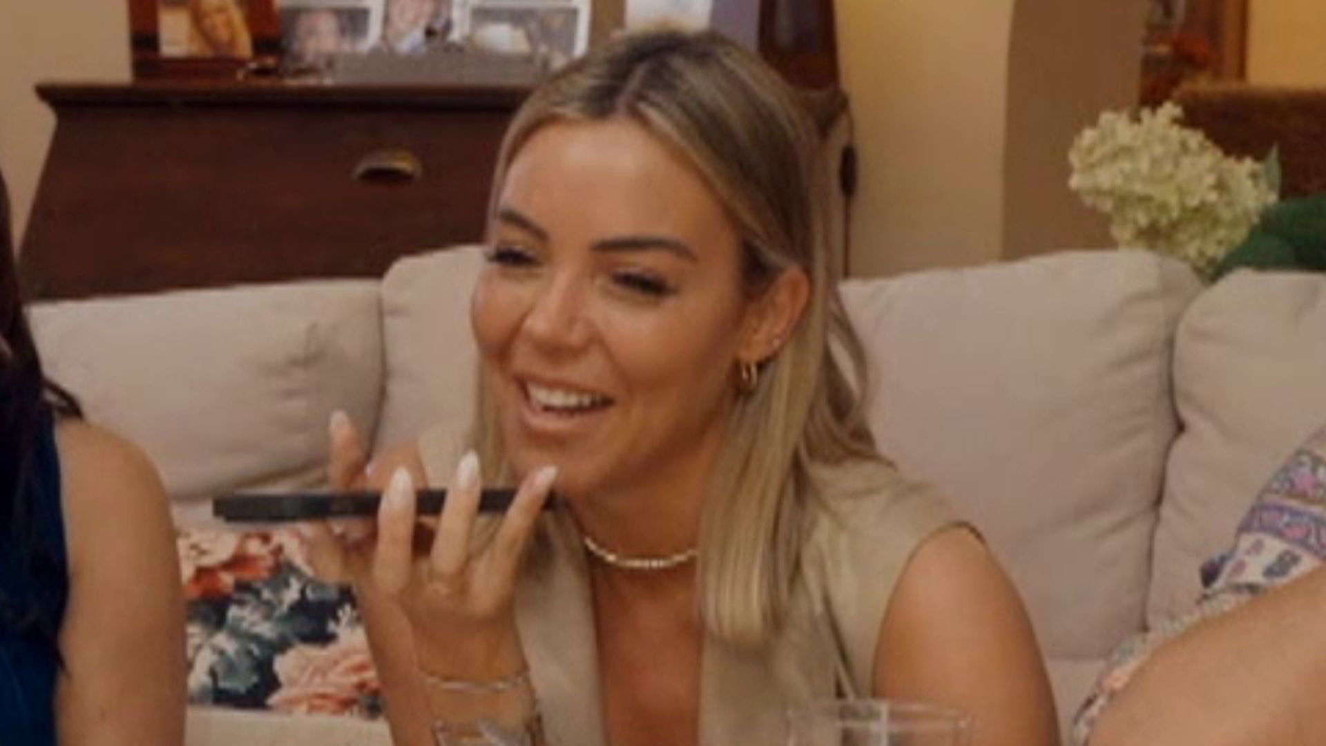 alba_silva_y_su_broma_a_sergio_rico_con_el_carnet_de_socia_del_betis_wags_ellas_tambie_001.jpg alba_silva_y_su_broma_a_sergio_rico_con_el_carnet_de_socia_del_betis_wags_ellas_tambie_001.jpg