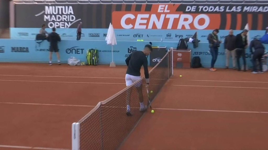 Carlos Alcaraz y su detalle en el entrenamiento: se pone a recoger todas las pelotas que ha usado