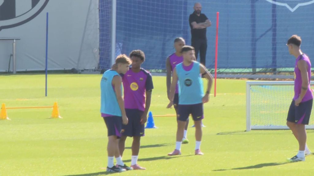 Fermín López recibe el cariño de sus compañeros en su entrenamiento más complicado en el Barça