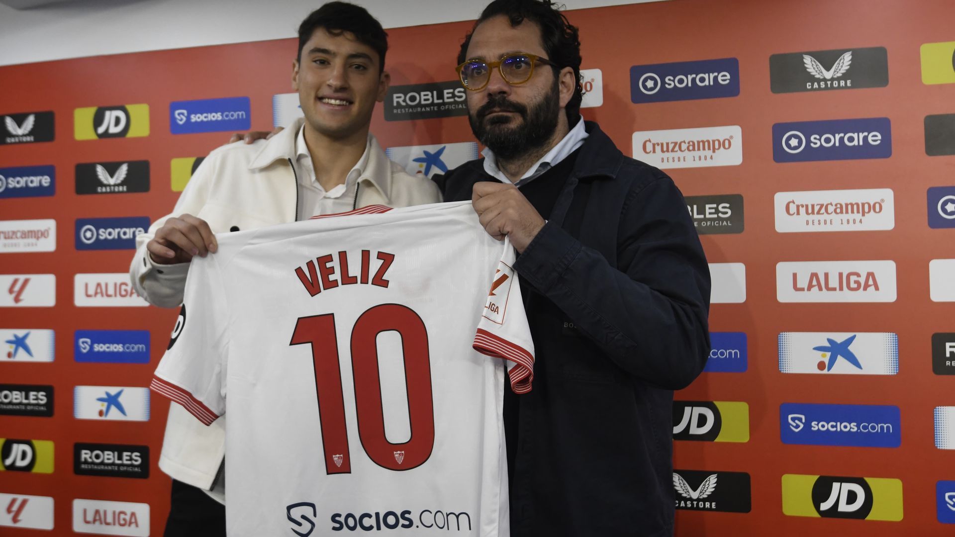 alejo_veliz_en_su_presentacion_con_el_sevilla_fc_foto_kiko_hurtado.jpeg