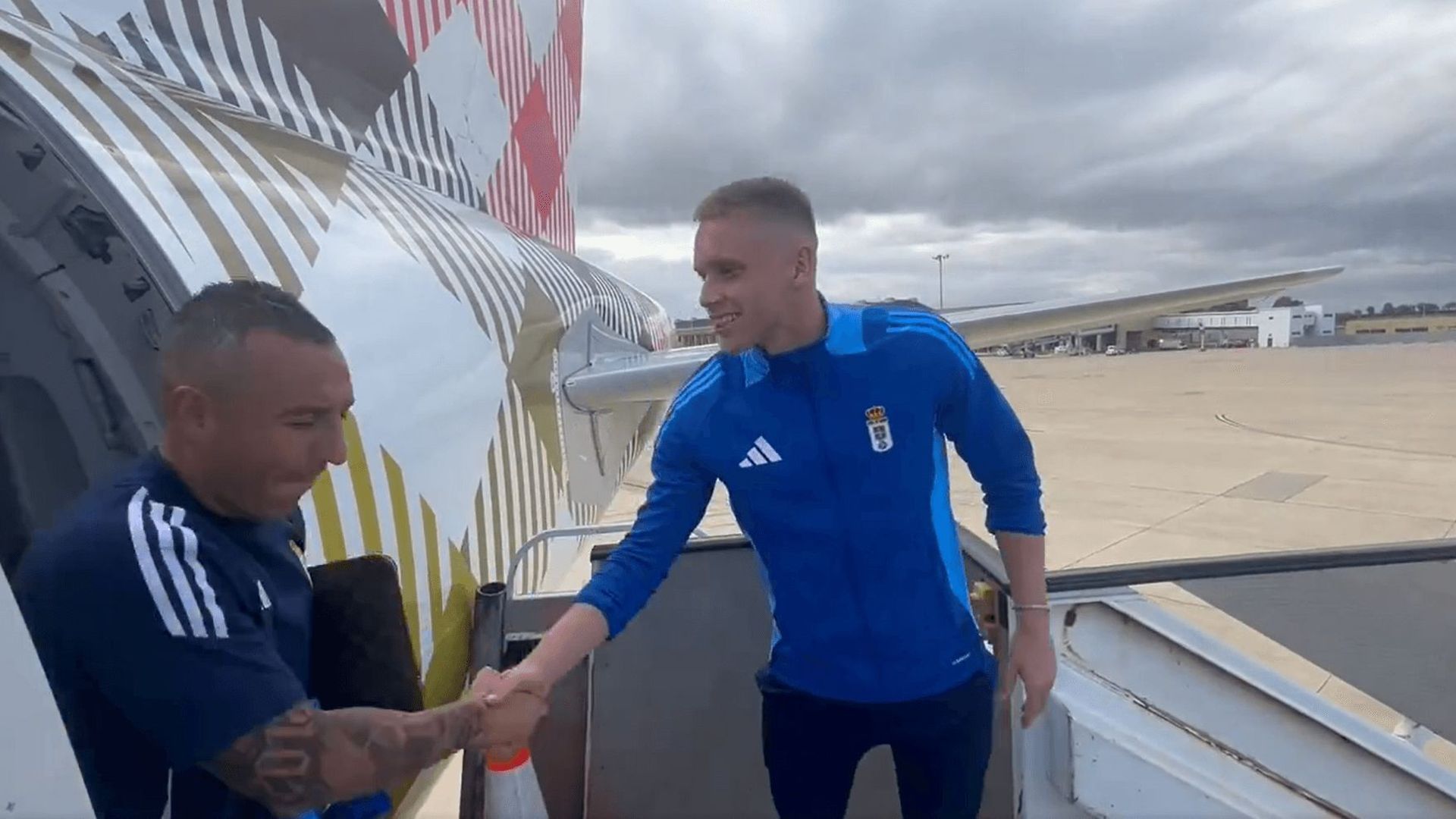 alemao_y_santi_cazorla_de_camino_a_malaga_001.png alemao_y_santi_cazorla_de_camino_a_malaga_001.png