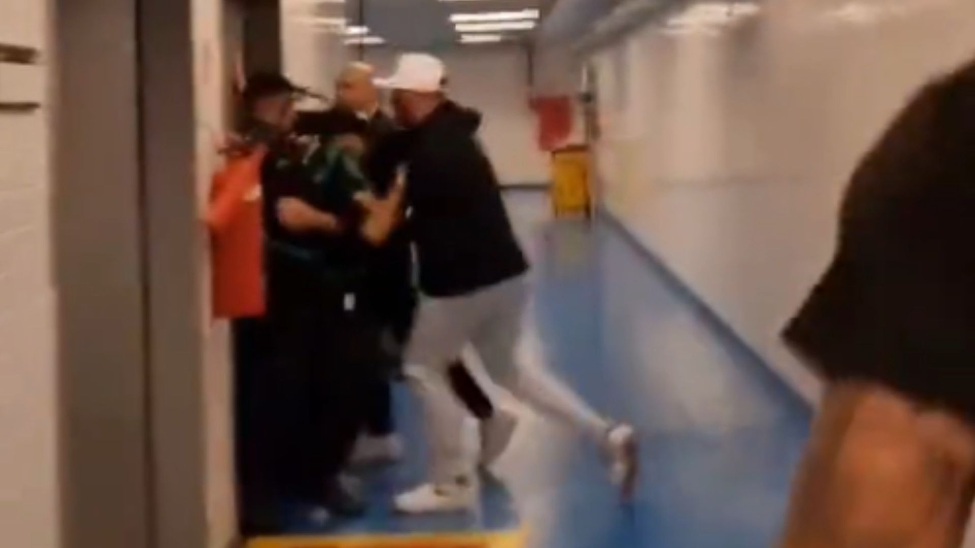 alessandro_nunes_coordinador_tecnico_de_corinthians_intento_entrar_a_golpes_en_la_sala_001.jpg alessandro_nunes_coordinador_tecnico_de_corinthians_intento_entrar_a_golpes_en_la_sala_001.jpg