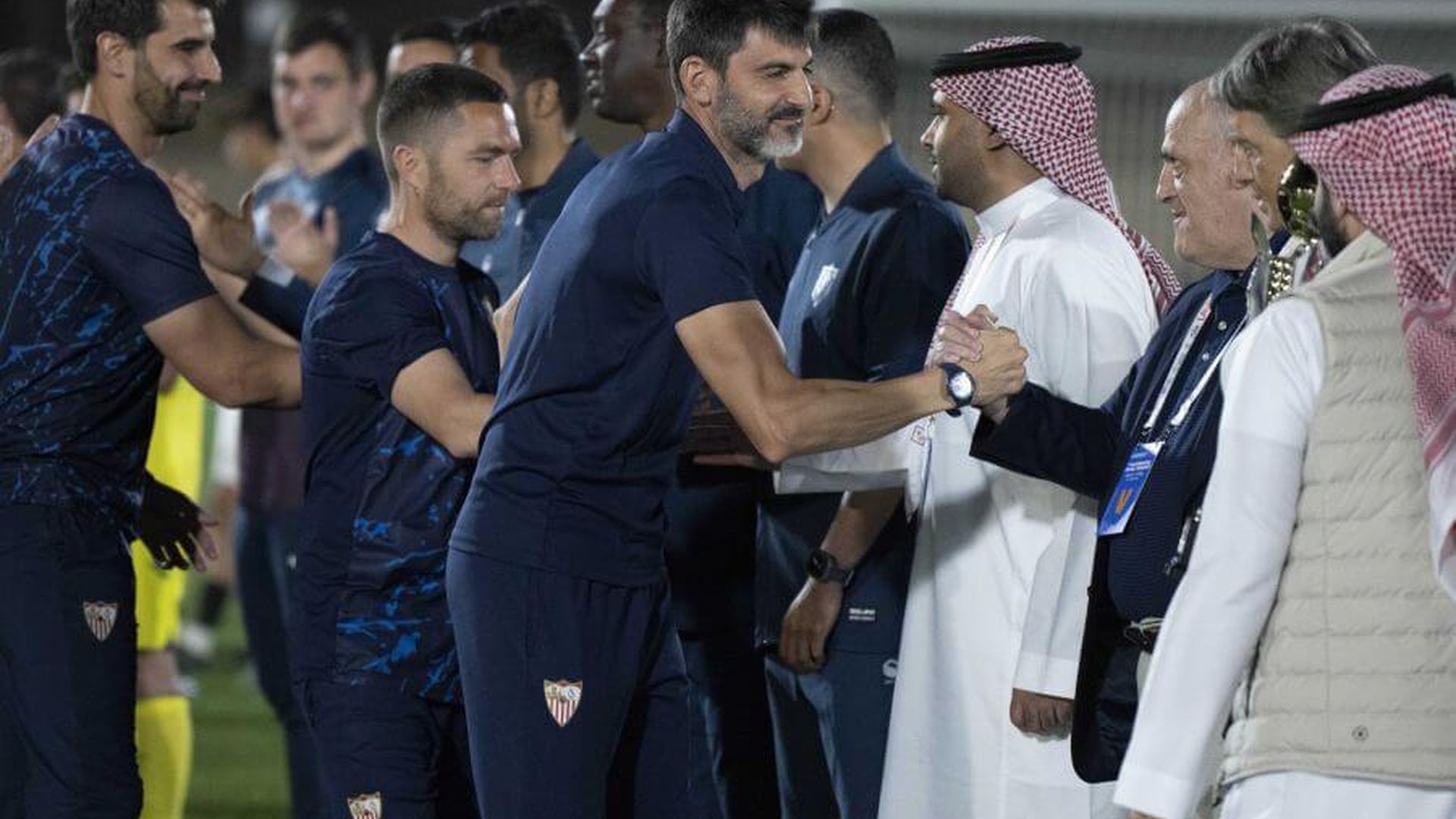 alex_martin_y_su_cuerpo_tecnico_en_la_entrega_de_medallas_.jpeg alex_martin_y_su_cuerpo_tecnico_en_la_entrega_de_medallas_.jpeg