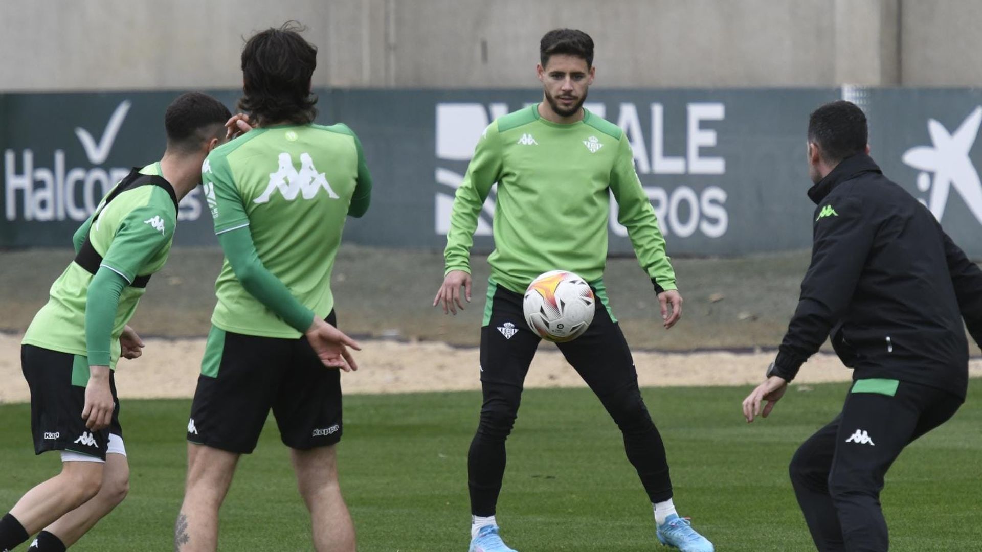 alex_moreno_en_el_entrenamiento_del_betis_foto_kiko_hurtado_001.jpeg