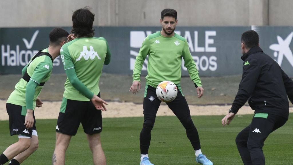 Álex Moreno entrena con el grupo