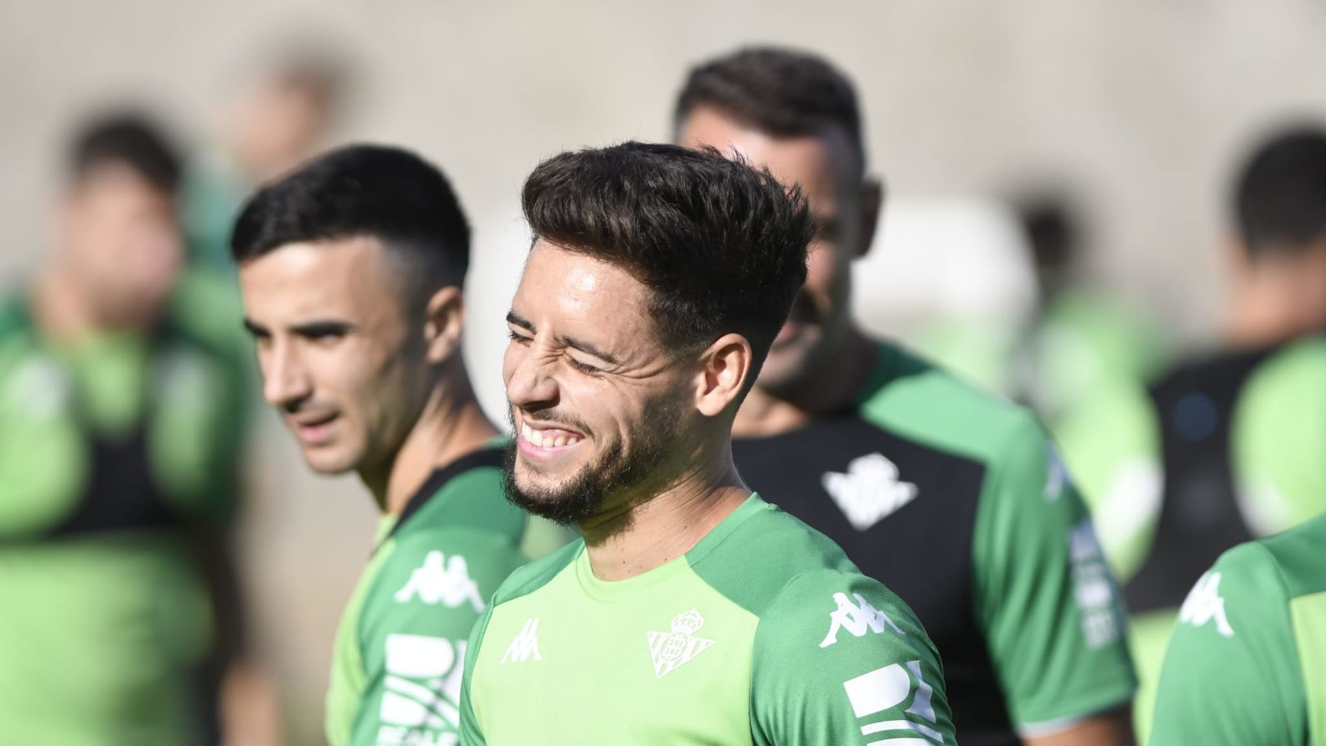 alex_moreno_y_rober_vuelven_a_entrenarse_con_el_betis_001.jpeg