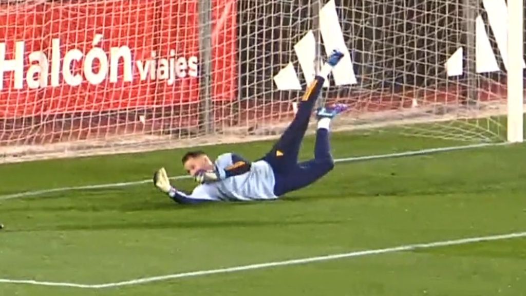 El Show de Álex Remiro en su primer entrenamiento