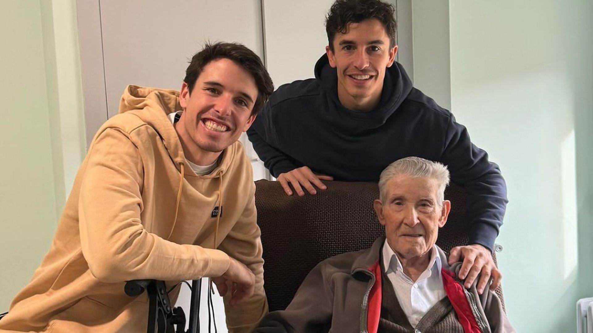 alex_y_marc_marquez_junto_a_su_abuelo_ramon__marcmarquez93_001.jpg