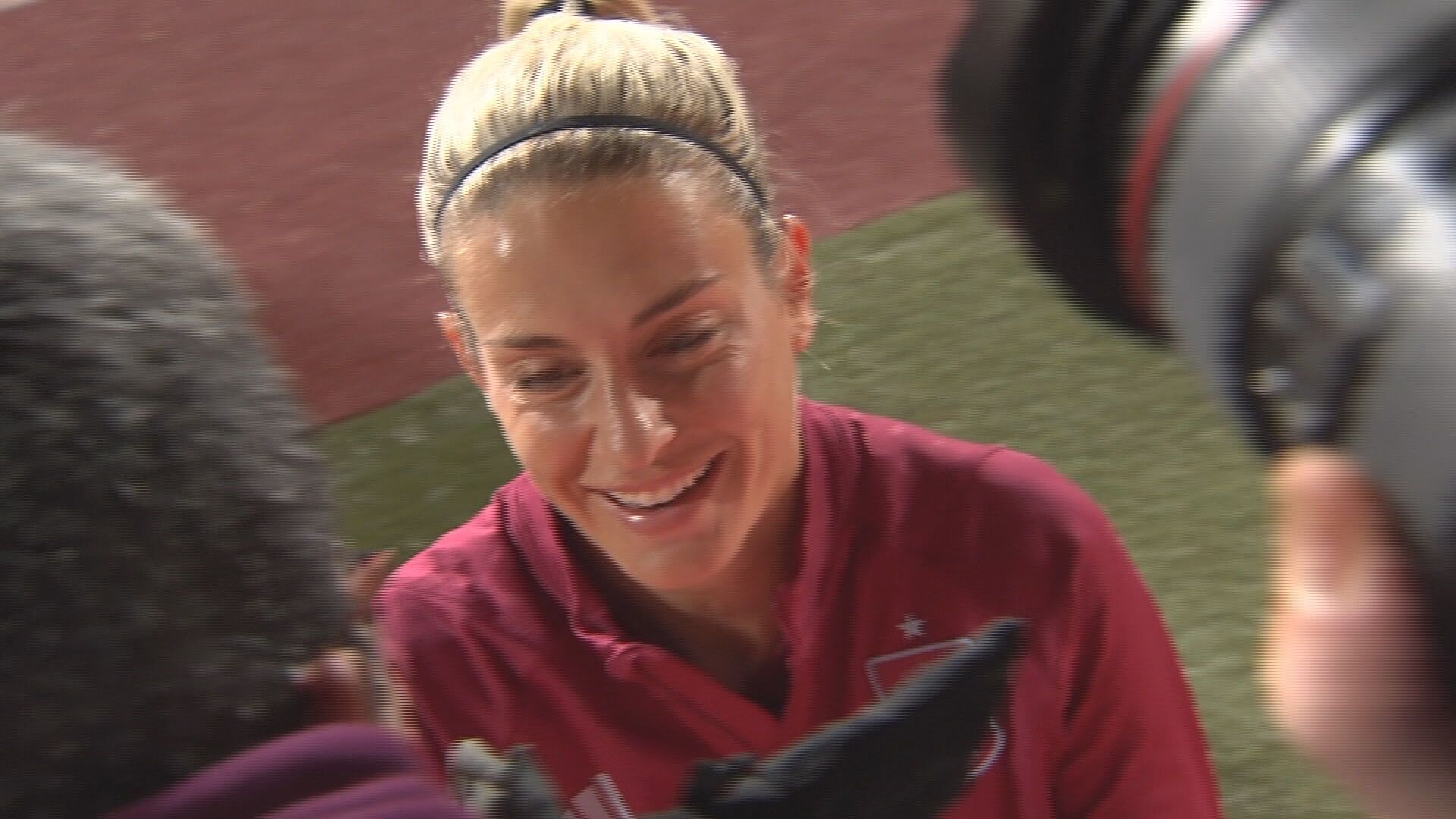 alexia_putellas_atendiendo_a_la_aficion.jpeg alexia_putellas_atendiendo_a_la_aficion.jpeg