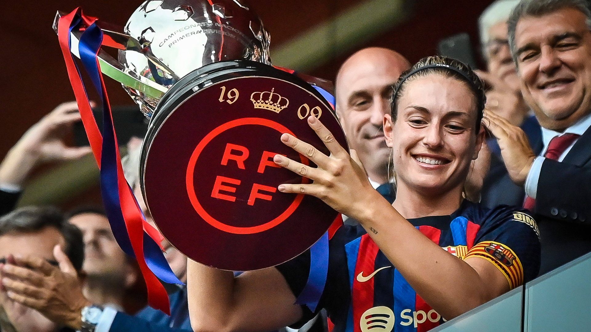 alexia_putellas_reciniendo_el_titulo_de_liga_foto_cordon_press_001.jpg alexia_putellas_reciniendo_el_titulo_de_liga_foto_cordon_press_001.jpg