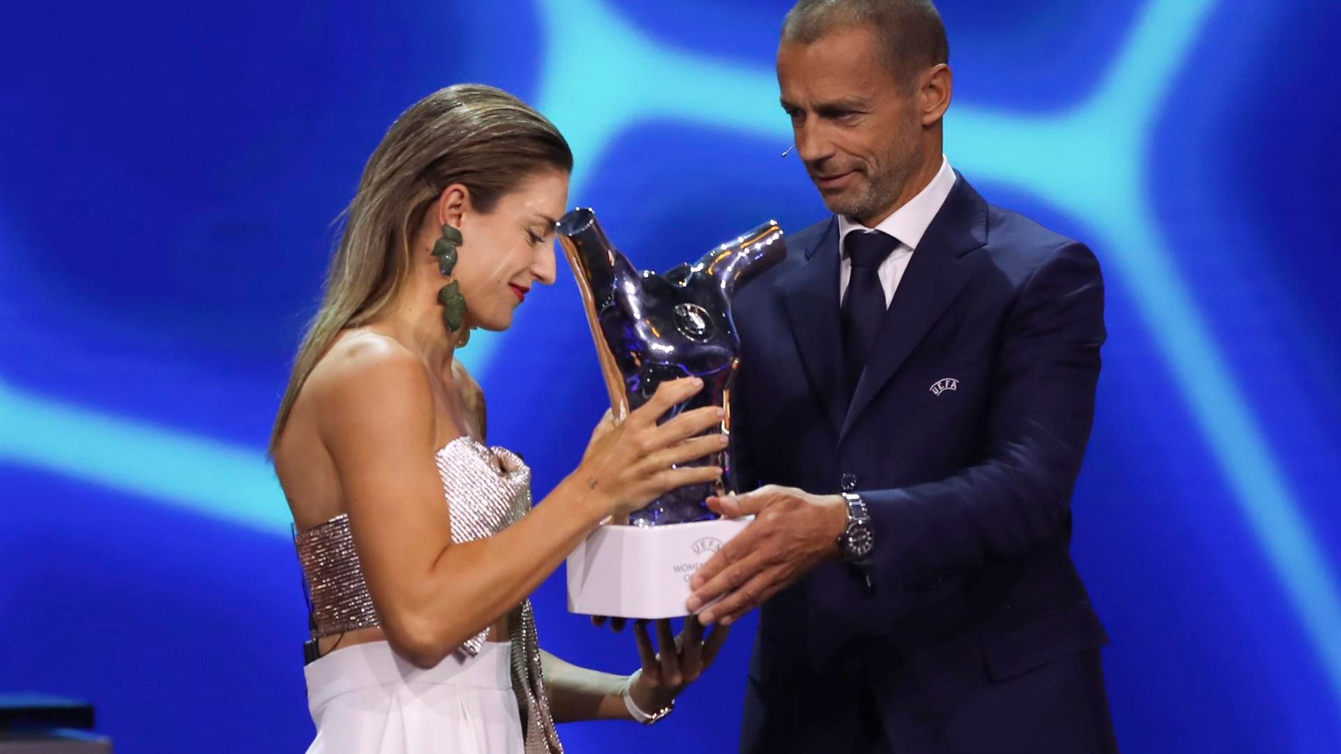 alexia_recibe_el_galardon_de_las_manos_de_ceferin_001.jpg alexia_recibe_el_galardon_de_las_manos_de_ceferin_001.jpg