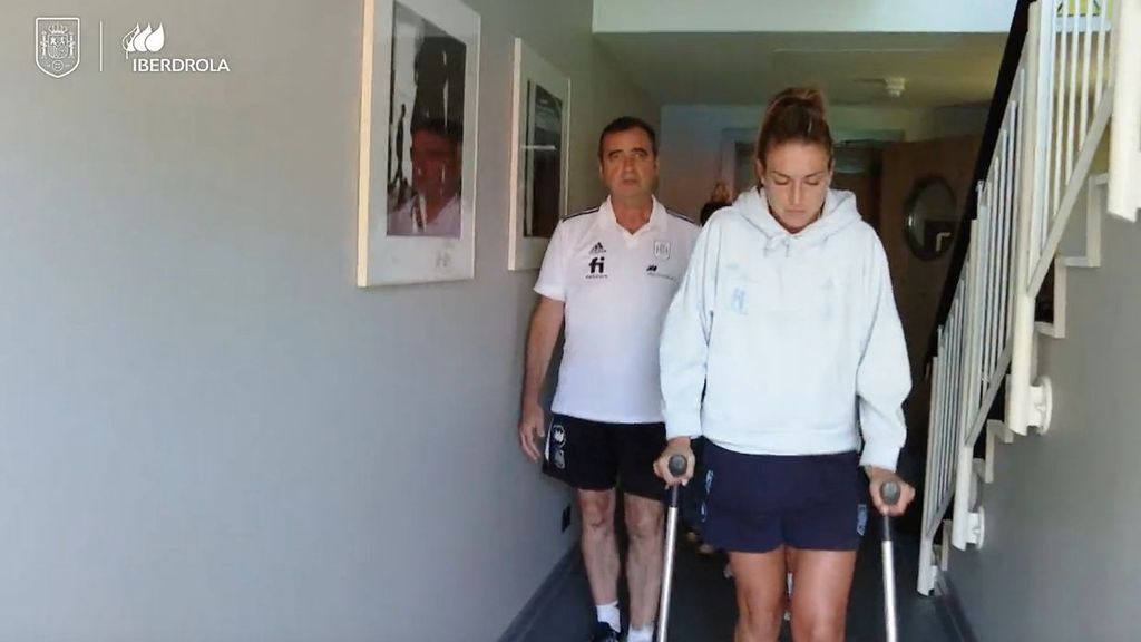 Alexia Putellas se retira en muletas de la concentración de la selección española