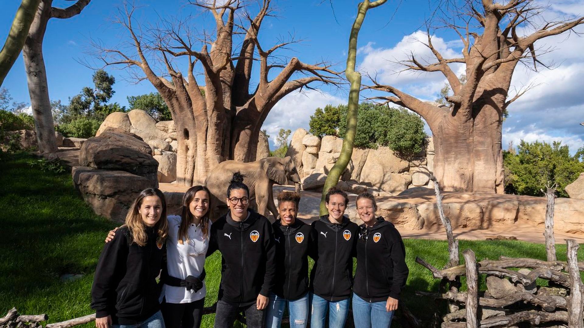 algunas_jugadoras_del_femenino_de_visita_en_el_bioparc.jpg algunas_jugadoras_del_femenino_de_visita_en_el_bioparc.jpg