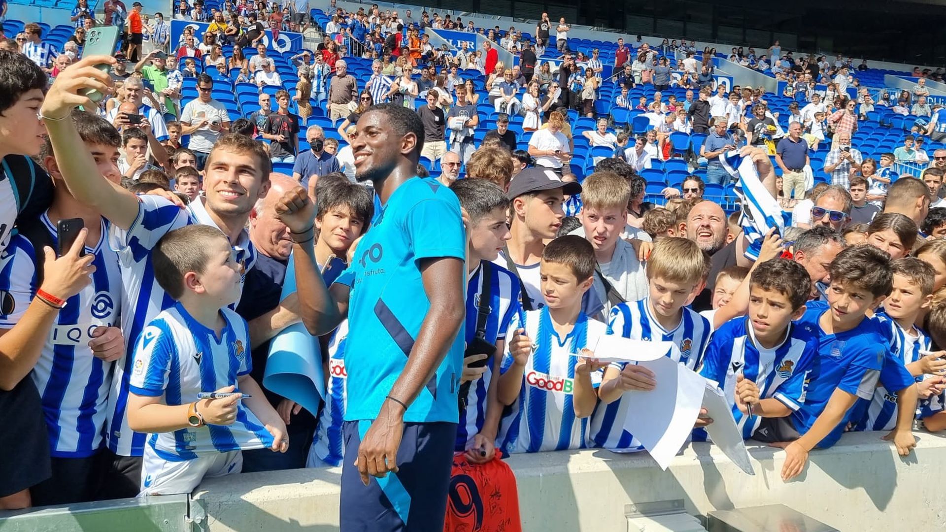 ali_cho_se_fotografia_con_los_mas_pequenos_en_el_reale_arena_foto_marta_gonzalo.jpeg ali_cho_se_fotografia_con_los_mas_pequenos_en_el_reale_arena_foto_marta_gonzalo.jpeg