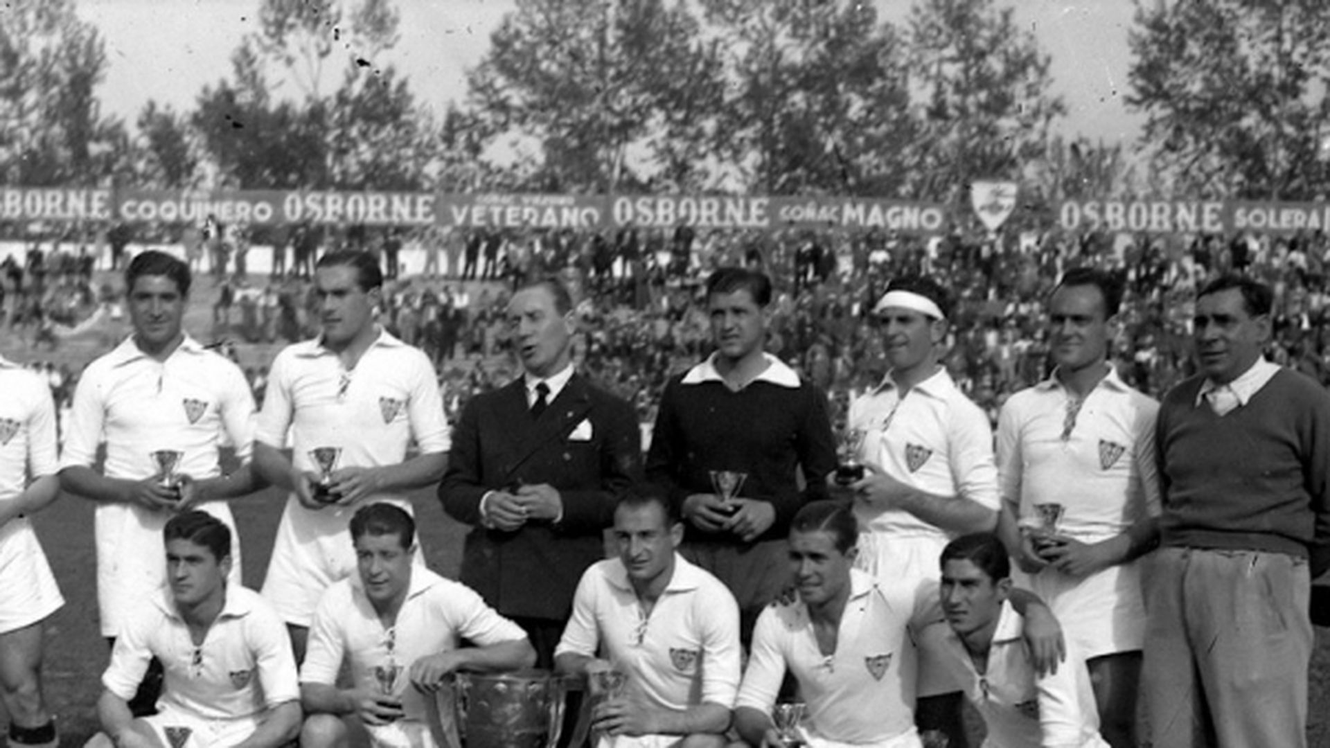 alineacion_ganadora_del_sevilla_en_1946_foto_sevilla_oficial.jpg