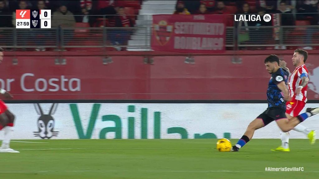 Almería 2-2 Sevilla: Posible mano de Radovanovic