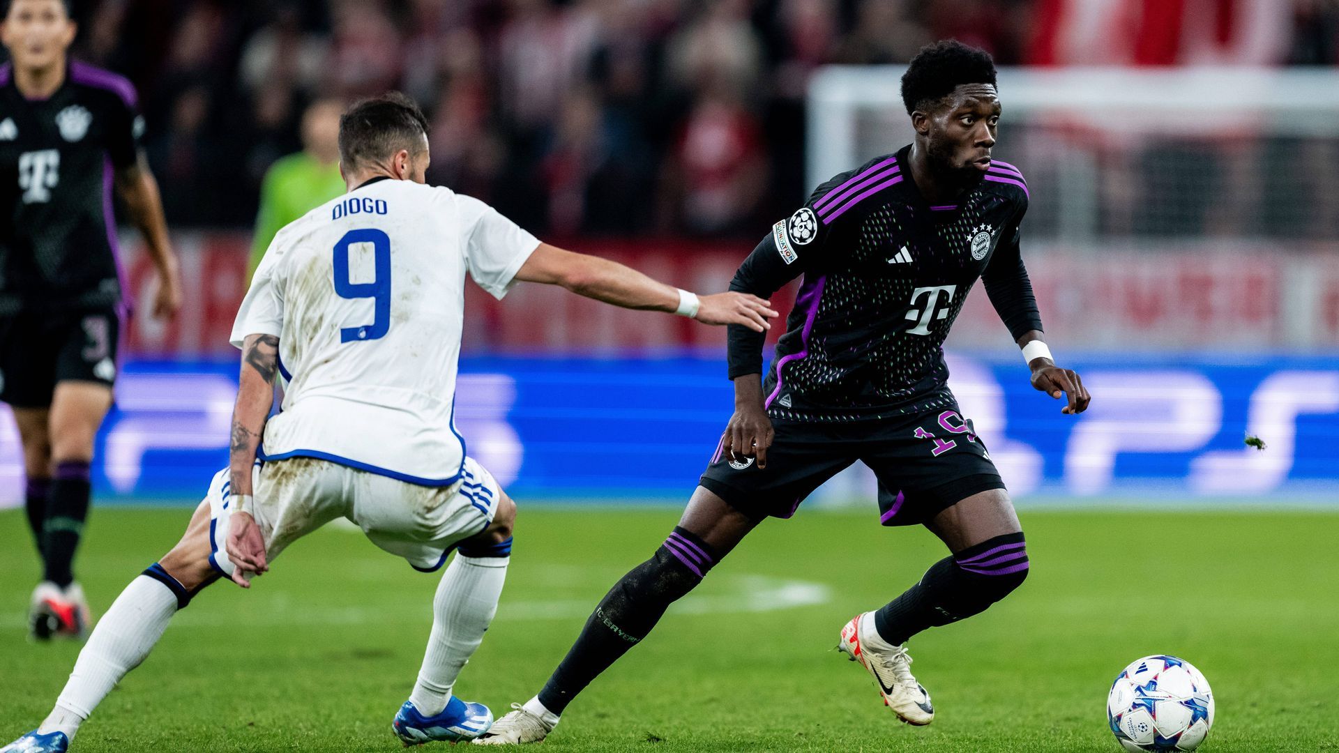 alphonso_davies_en_un_partido_con_el_bayern_de_munich_foto_cordon_press_001.jpg