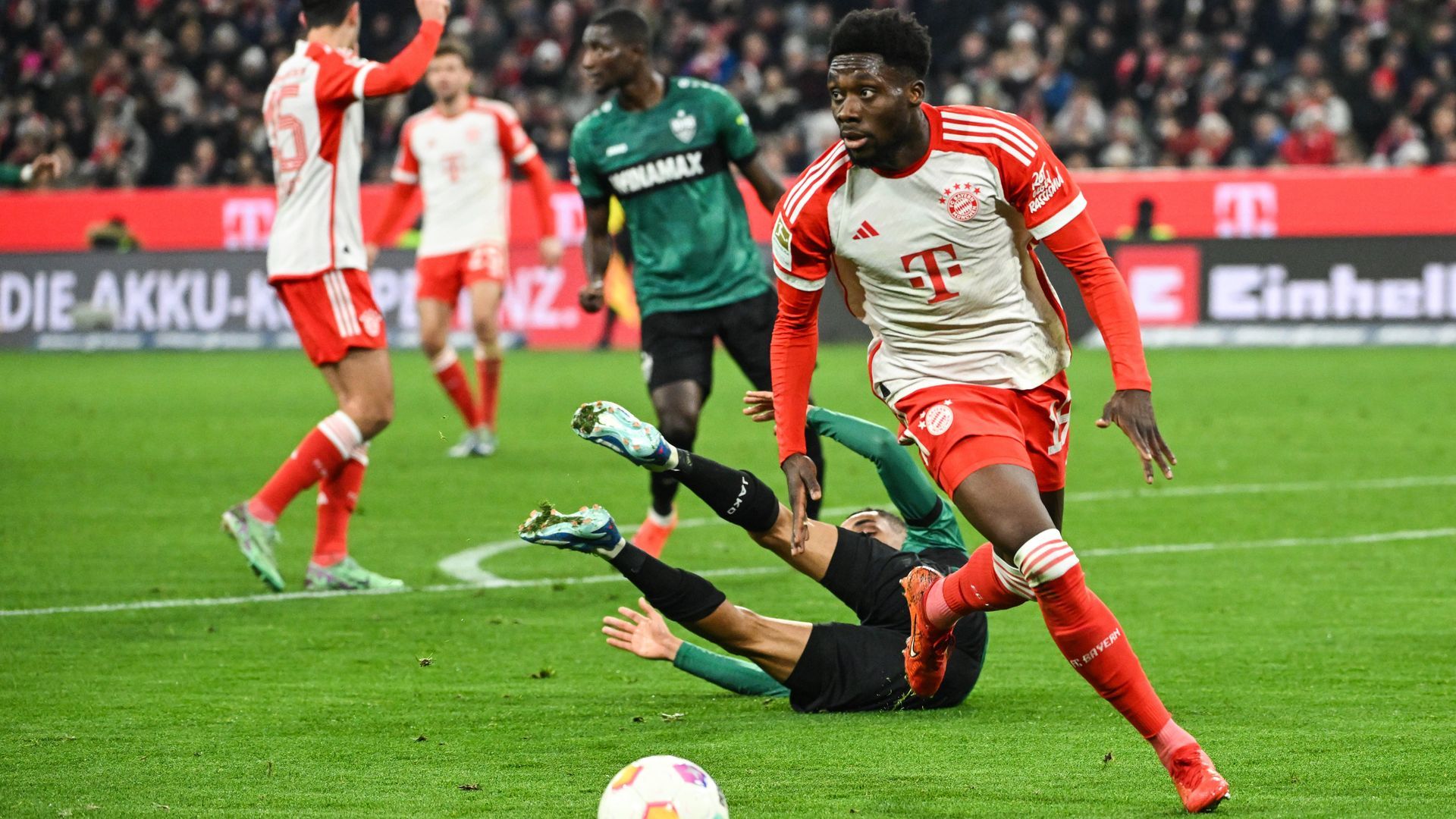 alphonso_davies_en_un_partido_con_el_bayern_foto_cordon_press_001.jpg alphonso_davies_en_un_partido_con_el_bayern_foto_cordon_press_001.jpg