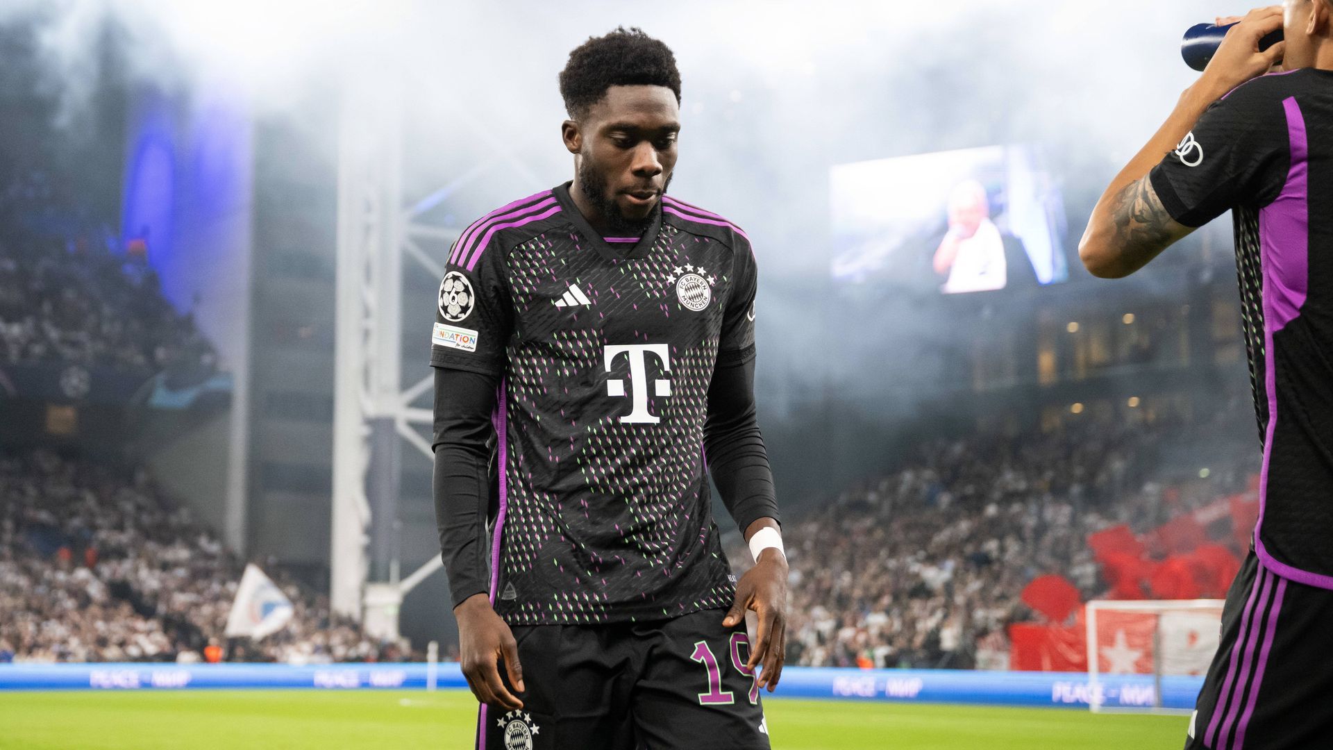 alphonso_davies_en_un_partido_del_bayern_001.jpg