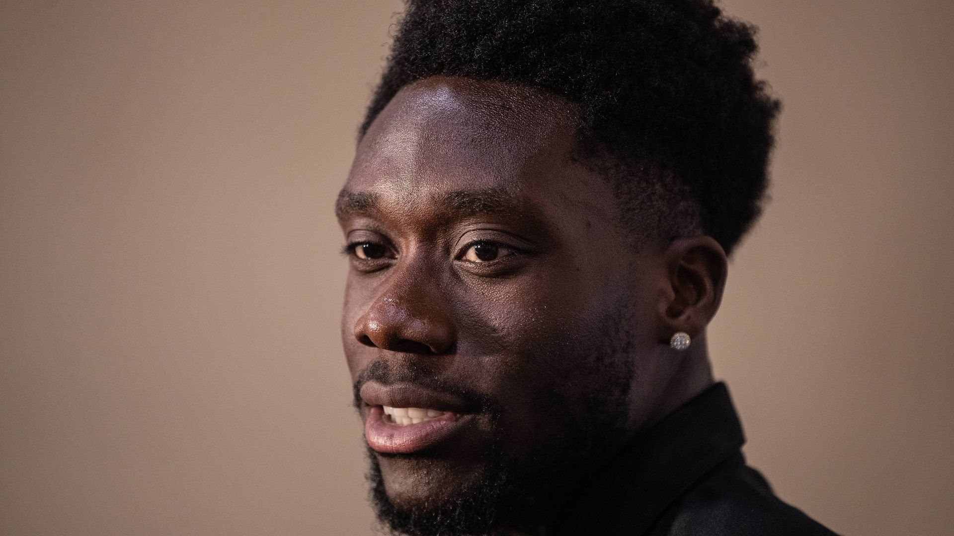 alphonso_davies_en_una_rueda_de_prensa_001.jpeg alphonso_davies_en_una_rueda_de_prensa_001.jpeg