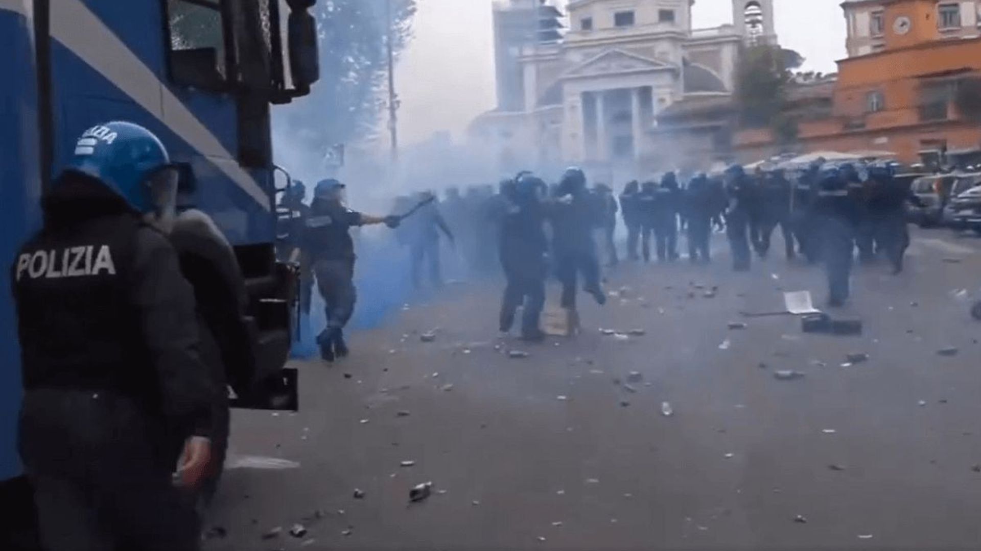 altercados_con_la_policia_antes_del_lazio_roma_001.png altercados_con_la_policia_antes_del_lazio_roma_001.png