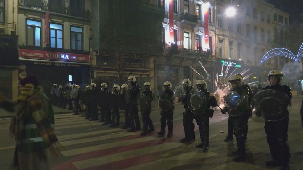 (MEDIASET) Altercados en Bruselas tras el Francia-Marruecos: hinchas marroquíes lanzan fuegos artificiales contra la policía