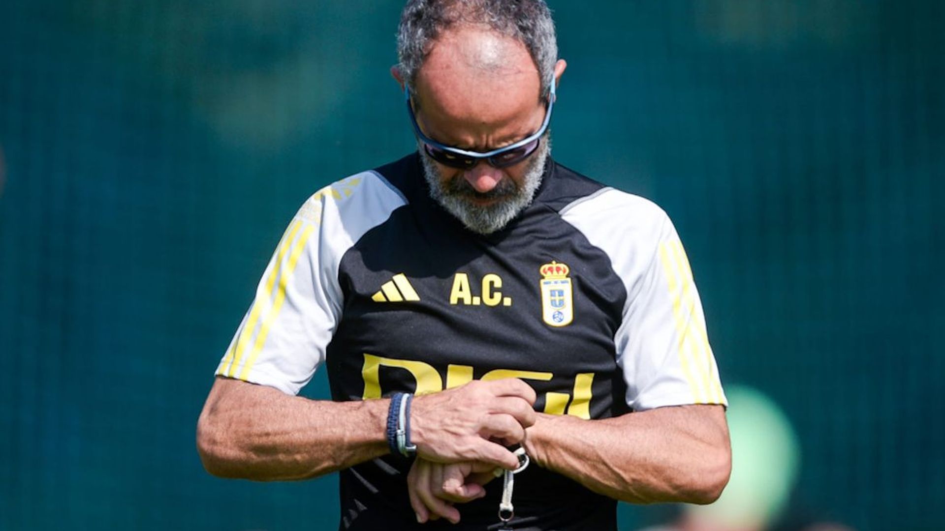 alvaro_cervera_mira_su_reloj_en_pleno_entrenamiento_001.PNG