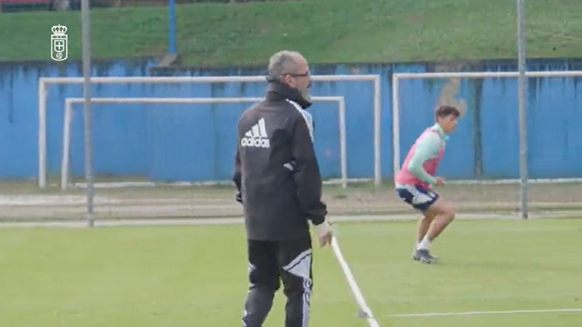 alvaro_cervera_se_deja_la_garganta_durante_un_entrenamiento_del_real_oviedo.jpg