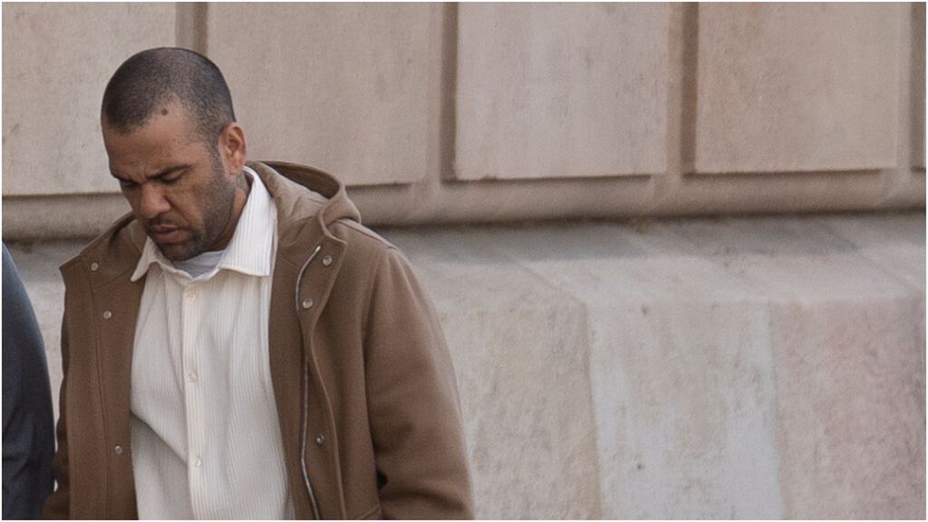 Dani Alves recibe graves insultos al reaparecer en la calle: “En Brasil te matan rápido, no te flipes”