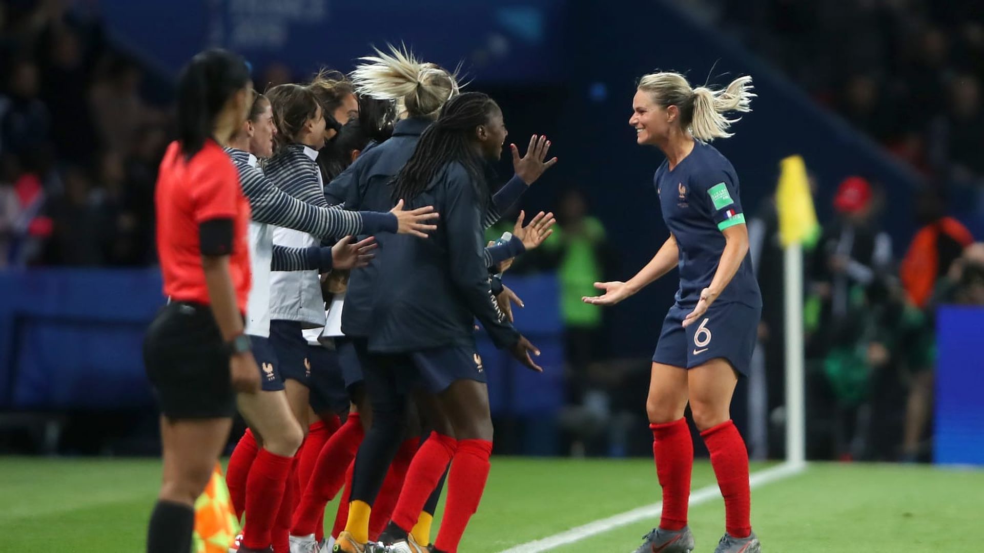 amandine_henry_celebra_su_gol_con_sus_companeras_foto_fifa_.jpg