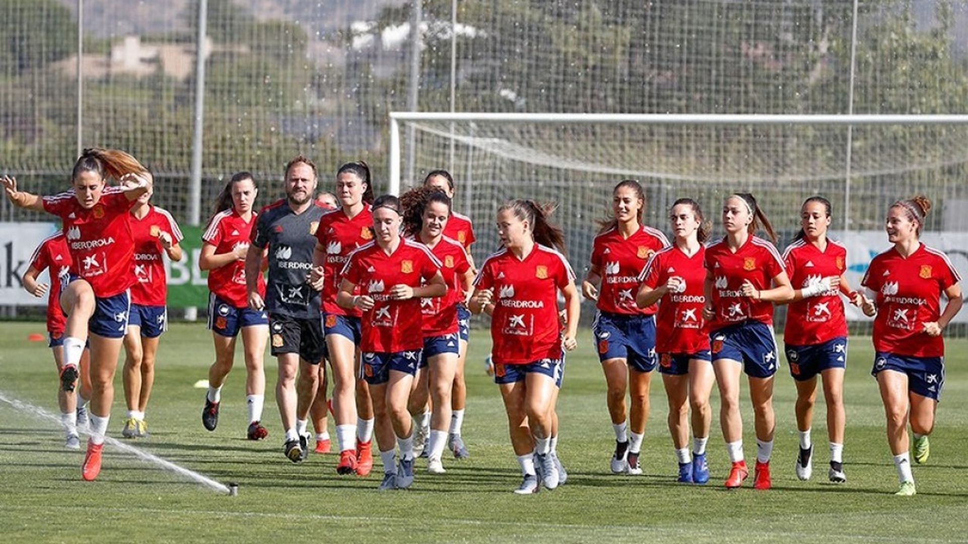 ambas_jugadoras_durante_un_entrenamiento_con_la_seleccion_fotosefutbol_001.jpg