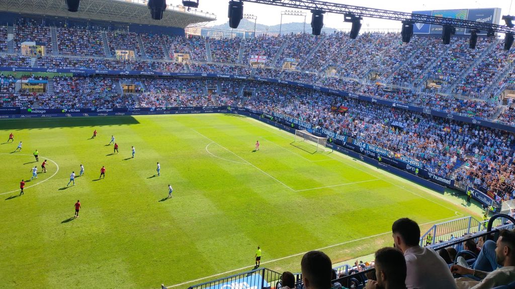 ambiente en La Rosaleda vs. Melilla + celebración del triunfo