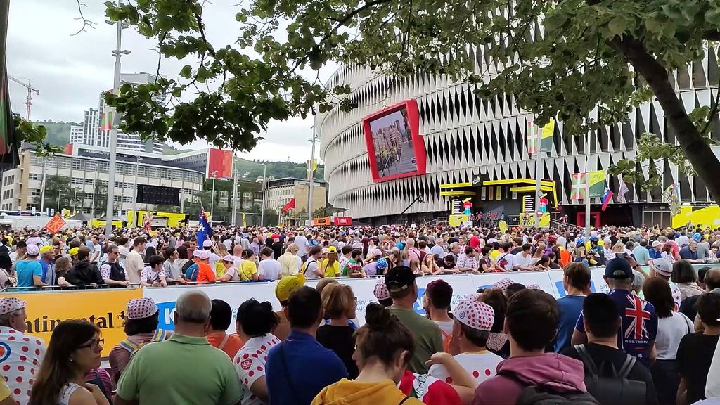 Ambiente en los aledaños de San Mamés por la salida del Tour