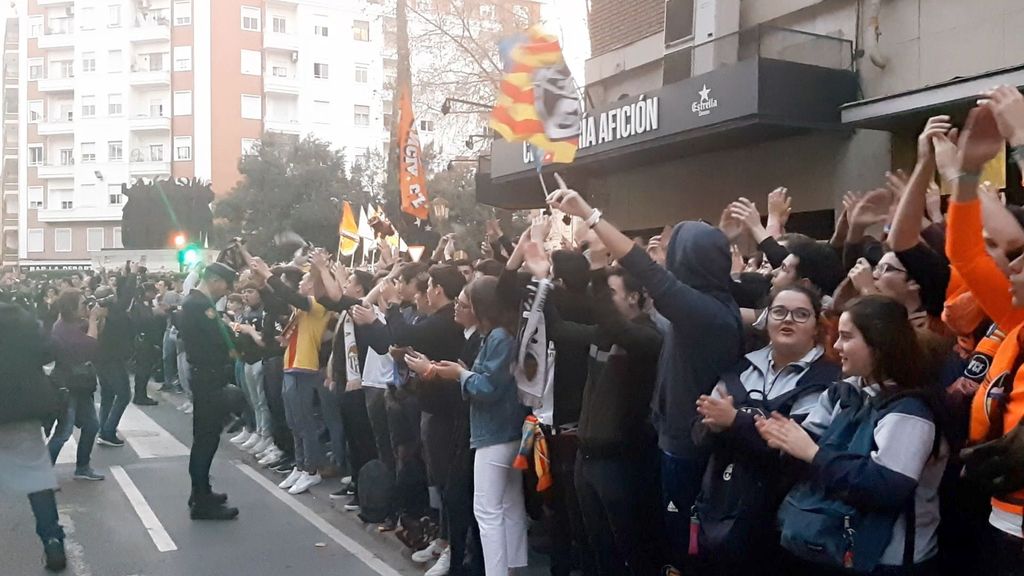 La afición del Valencia se concentra en Mestalla antes del partido ante el Atalanta