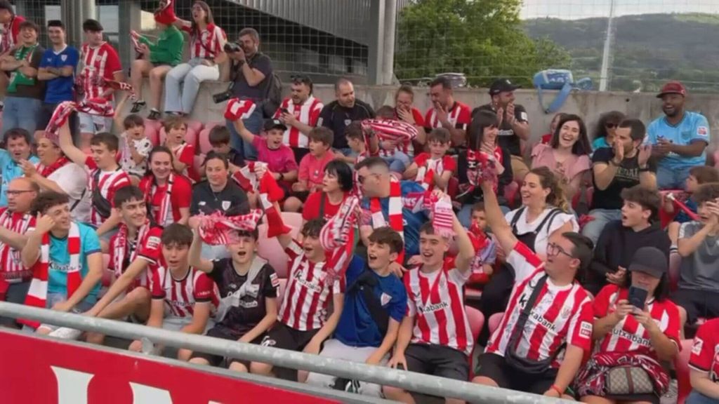 Gran ambiente en Lezama para apoyar al equipo antes del Manchester United