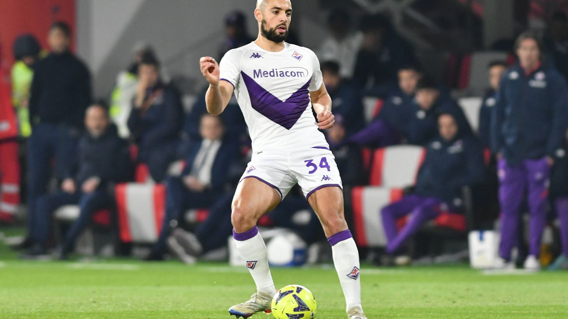amrabat_en_un_partido_con_la_fiorentina_foto_cordon_press_001.jpg