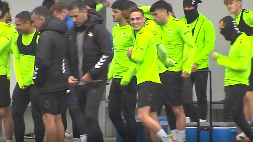 Primer entrenamiento grupal de Antony con el Betis