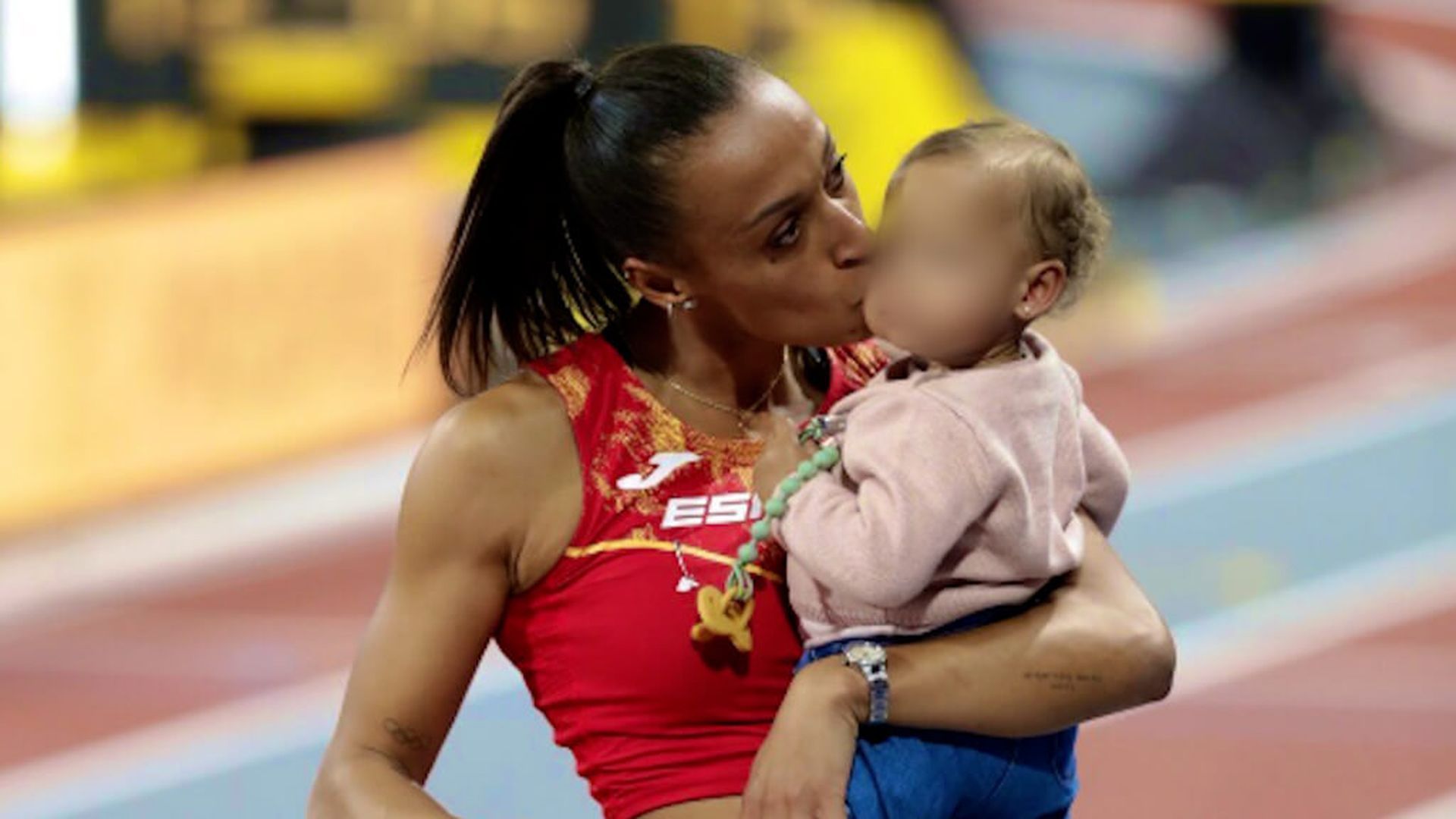ana_peleteiro_con_su_hija_lua_en_la_pista_de_glasgow_foto__atletismorfea.jpg