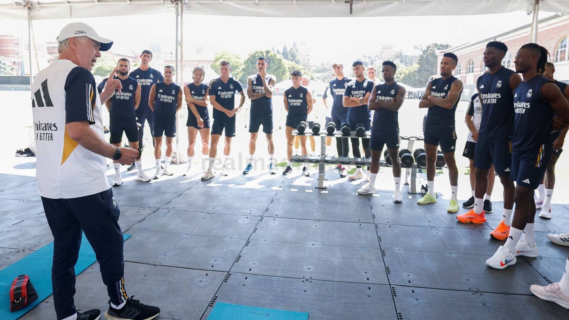 ancelotti_dando_una_charla_a_la_plantilla_antes_de_un_entrenamiento_en_estados_unidos_.jpg