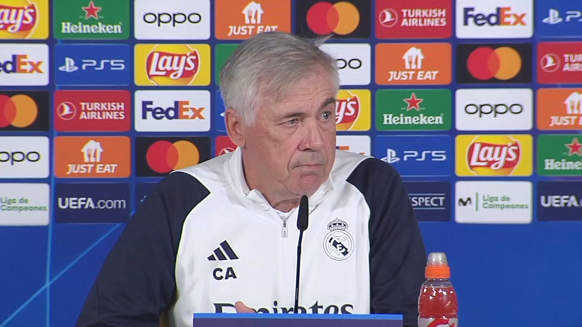 ancelotti_recoge_cable_con_kepa_tras_su_duro_palo_a_lunin_en_cadiz.jpeg ancelotti_recoge_cable_con_kepa_tras_su_duro_palo_a_lunin_en_cadiz.jpeg