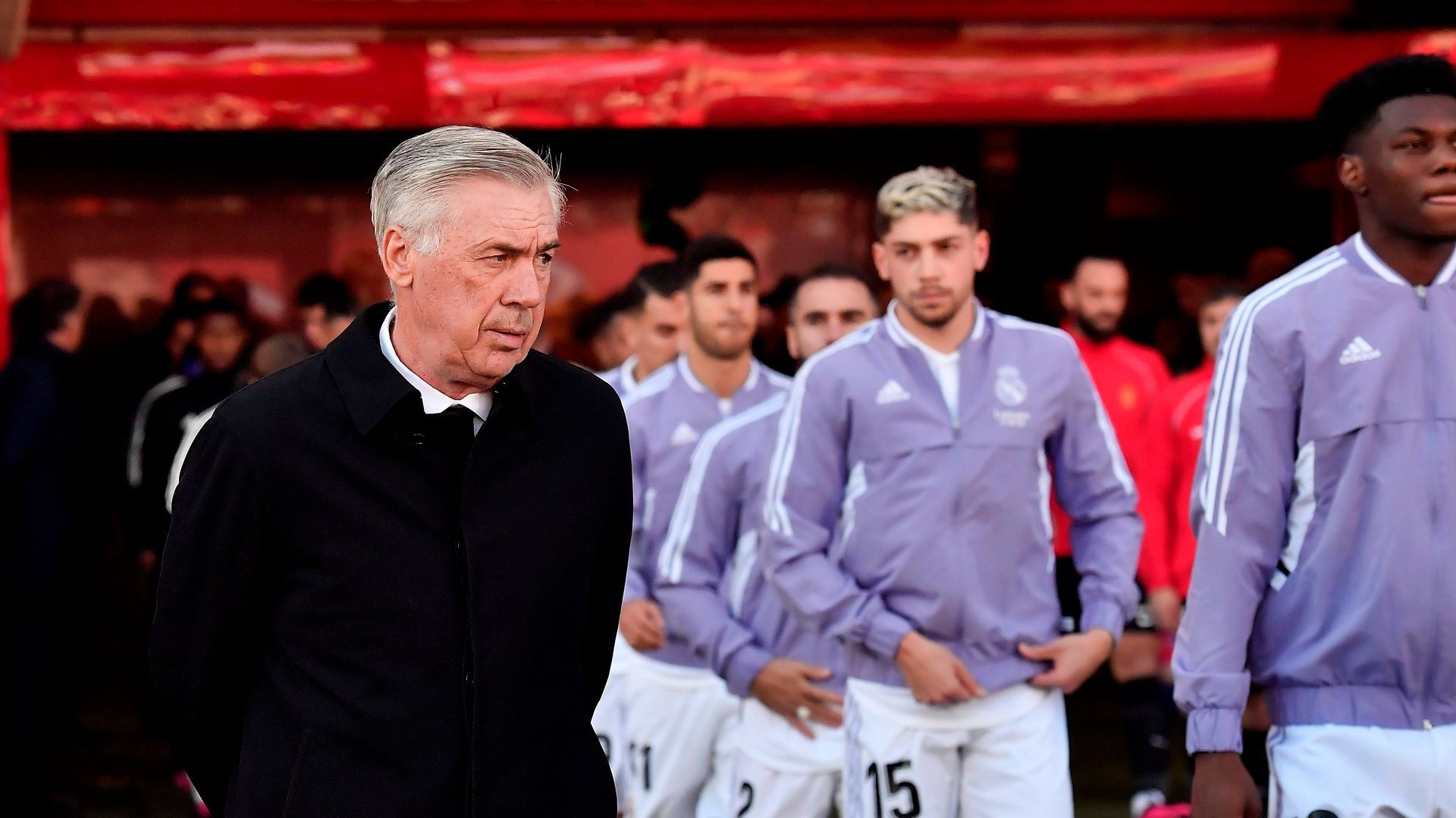 ancelotti_salta_al_visit_mallorca_estadi_ante_la_mirada_de_fede_valverde_foto_cordon_p_001.jpg
