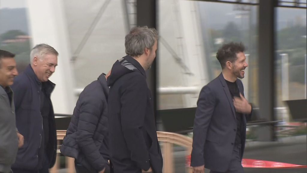 La complicidad entre Simeone y Ancelotti en su llegada a la reunión con el CTA.