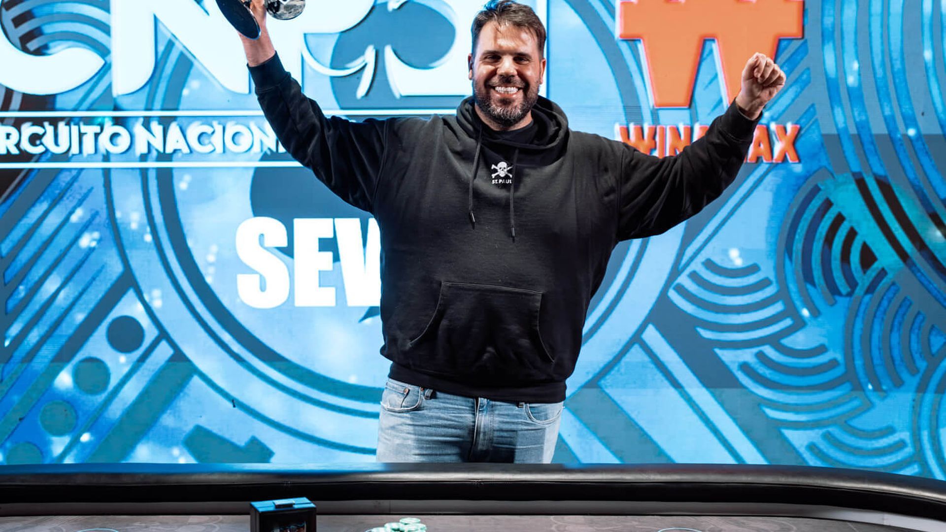 andre_cuco_campeon_del_cnp_winamax_sevilla_foto_c_darcourt__winamax_001.jpg andre_cuco_campeon_del_cnp_winamax_sevilla_foto_c_darcourt__winamax_001.jpg