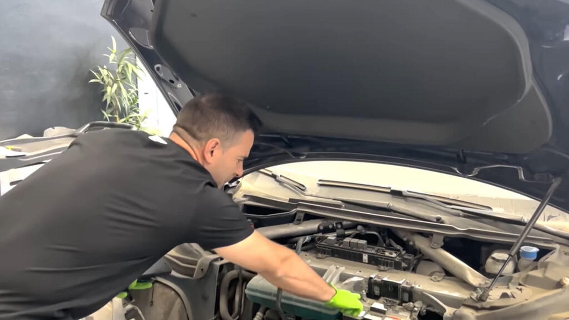 angel_gaitan_en_su_taller_con_un_tesla_model_s.jpg angel_gaitan_en_su_taller_con_un_tesla_model_s.jpg