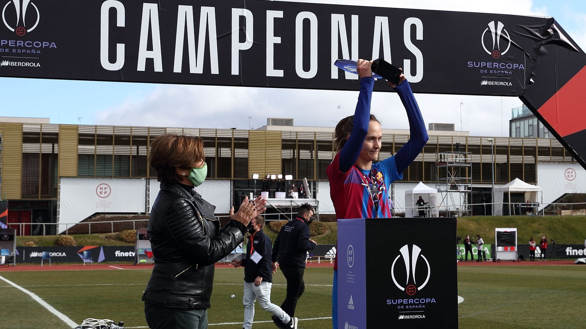 angeles_santamaria_entrega_mejor_jugadora_iberdrola_de_la_supercopa_a_caroline_graham_001.JPG angeles_santamaria_entrega_mejor_jugadora_iberdrola_de_la_supercopa_a_caroline_graham_001.JPG
